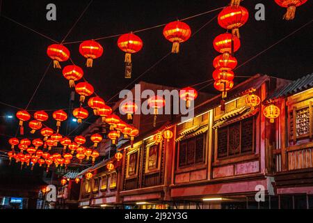 Festa della Lanterna a Nakhon Sawan mercato notturno in Thailandia Foto Stock