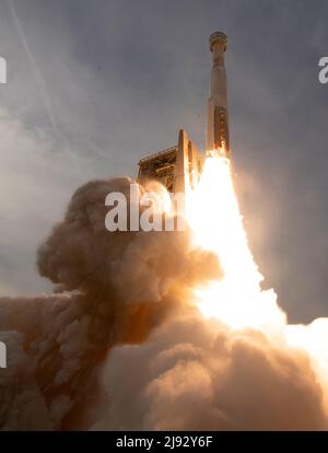 Florida, USA, 19/05/2022, un razzo United Launch Alliance Atlas V con BoeingÕs CST-100 Starliner a bordo di un veicolo spaziale che parte dal Space Launch Complex 41, giovedì 19 maggio 2022, presso la Stazione spaziale di Cape Canaveral in Florida. Il BoeingÕs Orbital Flight Test-2 (OFT-2) è il secondo test di volo senza equipaggio e si StarlinerÕs alla Stazione spaziale Internazionale come parte del programma Commercial Crew della NASA. OFT-2 lanciato alle 6:54 ET, e servirà come test end-to-end delle capacità del sistema. Credito obbligatorio: Joel Kowsky/NASA tramite CNP/MediaPunch Foto Stock