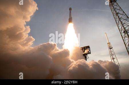 Florida, USA, 19/05/2022, un razzo United Launch Alliance Atlas V con BoeingÕs CST-100 Starliner a bordo di un veicolo spaziale che parte dal Space Launch Complex 41, giovedì 19 maggio 2022, presso la Stazione spaziale di Cape Canaveral in Florida. Il BoeingÕs Orbital Flight Test-2 (OFT-2) è il secondo test di volo senza equipaggio e si StarlinerÕs alla Stazione spaziale Internazionale come parte del programma Commercial Crew della NASA. OFT-2 lanciato alle 6:54 ET, e servirà come test end-to-end delle capacità del sistema. Credito obbligatorio: Joel Kowsky/NASA tramite CNP/MediaPunch Foto Stock