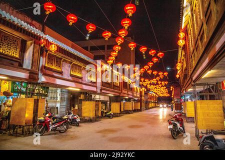 Festa della Lanterna a Nakhon Sawan mercato notturno in Thailandia Foto Stock