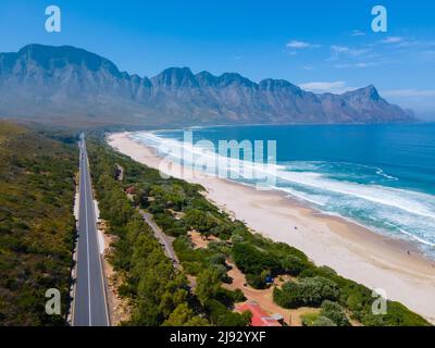 Kogelbay Beach Capo Occidentale Sud Africa, Kogelbay Rugged Coast Line con spettacolari montagne. Percorso giardino, vista aerea drone sulla strada e la spiaggia Foto Stock