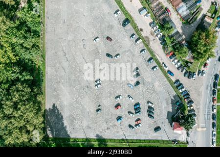 vista aerea dall'alto delle auto nel parcheggio. infrastruttura urbana e concetto di trasporto. Foto Stock