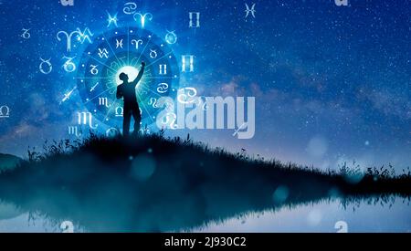 Segni zodiacali astrologici all'interno del cerchio dell'oroscopo. Illustrazione di uomo silhouette consulenza le stelle e la luna sopra la ruota zodiacale e modo lattiginoso Foto Stock