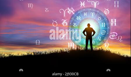 Segni zodiacali astrologici all'interno del cerchio dell'oroscopo. Illustrazione di uomo silhouette consulenza il Sole sopra la ruota zodiacale e Sunrise sfondo. Foto Stock