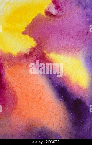 Colori rosso, viola e giallo brillanti, macchie e striature miste. Gradiente acquarello su sfondo cartaceo. Foto Stock