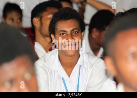 Una studentessa della scuola secondaria Gordon sorride alla macchina fotografica durante una visita del personale della DHERST nell'agosto 2018 a Port Moresby, Papua Nuova Guinea Foto Stock