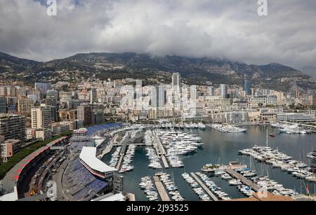 Monaco - 19 aprile 2022: Panoramica con la città di Monaco e il porto durante una giornata di sole di primavera con il circuito F1 in costruzione. Foto Stock