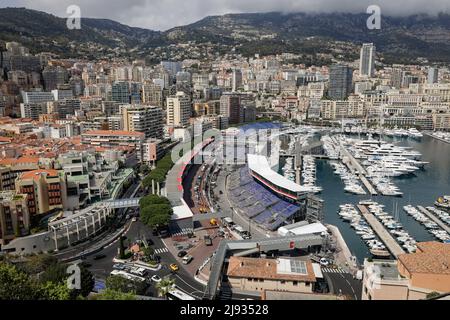 Monaco - 19 aprile 2022: Panoramica con la città di Monaco e il porto durante una giornata di sole di primavera con il circuito F1 in costruzione. Foto Stock