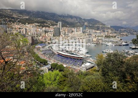 Monaco - 19 aprile 2022: Panoramica con la città di Monaco e il porto durante una giornata di sole di primavera con il circuito F1 in costruzione. Foto Stock