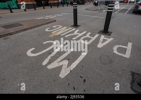 MIC Parcheggio scritto sul marciapiede del supermercato Morrisons parcheggio Foto Stock