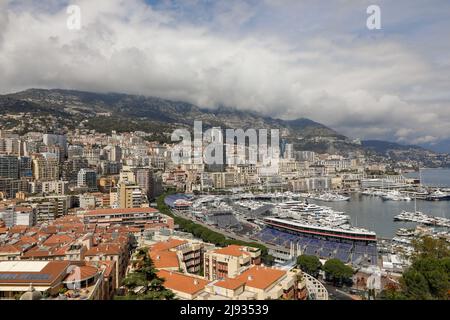 Monaco - 19 aprile 2022: Panoramica con la città di Monaco e il porto durante una giornata di sole di primavera con il circuito F1 in costruzione. Foto Stock