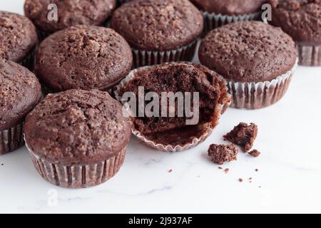 Mucchio di muffin al cioccolato su sfondo bianco Foto Stock