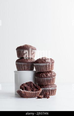 Mucchio di muffin al cioccolato su sfondo bianco Foto Stock