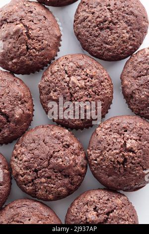 Mucchio di muffin al cioccolato su sfondo bianco Foto Stock