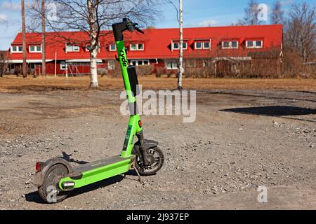 Umea, Norrland Svezia - 4 maggio 2022: Noleggio scooter elettrico Foto Stock