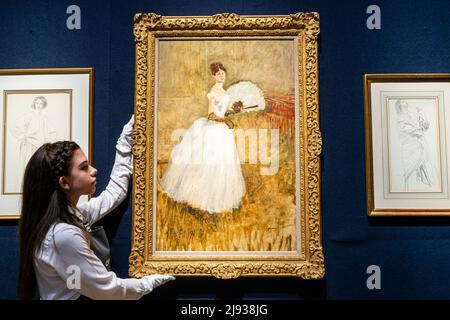 Londra UK, 19 maggio 2022. A Christies art handler con JEAN-LOUIS FORAIN (1852-1931) Isa Tyde, la belle Irlandaise stima: GBP 20.000 – GBP 30.000, la collezione di Lord and Lady Swaythling offerto al vivo auciton il 27 maggio a Christies London. amer Ghazzal/Alamy Live News Foto Stock