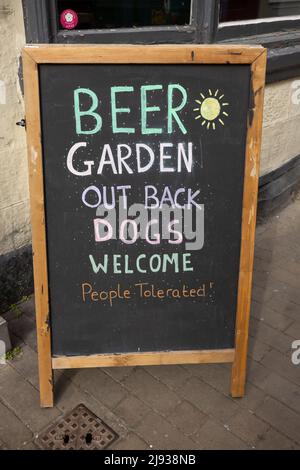 Pub segno in Knaresborough, Yorkshire dicendo Beer Garden fuori indietro. Cani benvenuti, persone tollerate Foto Stock