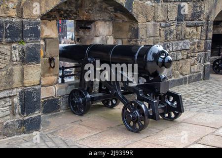 Vista ravvicinata della Half Moon Battery con cannone, in cima al Castello di Edimburgo, Scozia Foto Stock