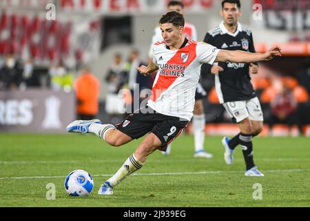 Buenos Aires, Argentina. 19th maggio 2022. Julian Alvarez of River Plate calcia la palla durante la partita Copa CONMEBOL Libertadores 2022 tra River Plate e Colo Colo all'Estadio Monumental Antonio Vespucio liberi il 19 maggio 2022 a Buenos Aires, Argentina. Punteggio finale: River Plate 4-0 Colo Colo (Foto di Manuel Cortina/SOPA Images/Sipa USA) Credit: Sipa USA/Alamy Live News Foto Stock