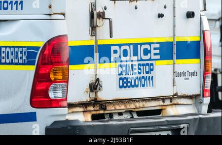 SAPS Servizio di polizia sudafricana furgone posteriore o posteriore mostrando il numero di telefono per i dettagli di contatto di emergenza Foto Stock