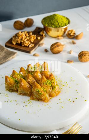 Baklava di noce su marmo bianco. Dessert tradizionale medio-orientale. Turco Antep baklava. Foto Stock