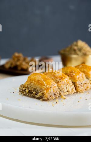 Baklava di noce su marmo bianco. Dessert tradizionale medio-orientale. Turco Antep baklava. Foto Stock