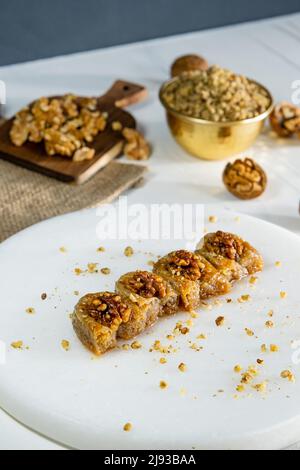 Baklava di noce su marmo bianco. Dessert tradizionale medio-orientale. Turco Antep baklava. Foto Stock