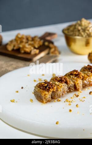 Baklava di noce su marmo bianco. Dessert tradizionale medio-orientale. Turco Antep baklava. Foto Stock