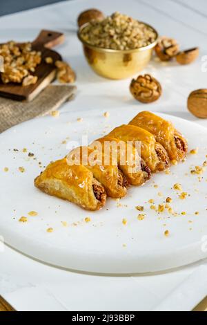 Baklava di noce su marmo bianco. Dessert tradizionale medio-orientale. Turco Antep baklava. Foto Stock