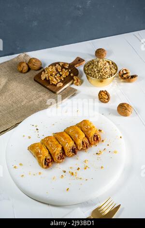 Baklava di noce su marmo bianco. Dessert tradizionale medio-orientale. Turco Antep baklava. Foto Stock