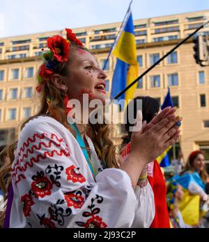 Berlino, Berlino, Germania. 19th maggio 2022. I manifestanti ucraini marciano attraverso Berlino fino alla porta di Brandeburgo, giovedì 19 maggio 2022 per una veglia a lume di candela il giorno di Vyshyvanka, una giornata internazionale per celebrare il patrimonio e le tradizioni ucraine. (Credit Image: © Dominic Gwinn/ZUMA Press Wire) Foto Stock