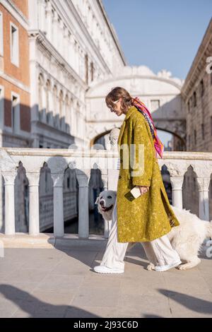 Donna che cammina in piazza centrale mentre viaggia a Venezia Foto Stock