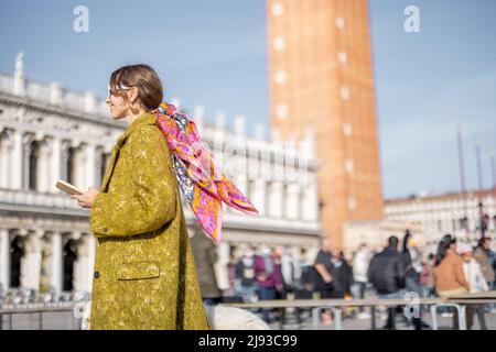 Donna che cammina in piazza centrale mentre viaggia a Venezia Foto Stock