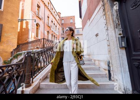 Felice donna che viaggia a Venezia Foto Stock