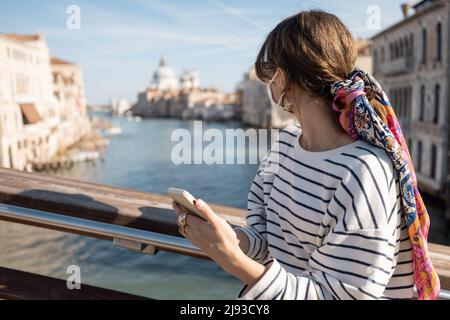 Giovane coppia nera con selfie su smartphone Foto Stock