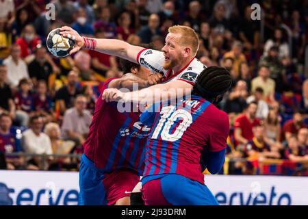 Barcellona, Spagna - 19/05/2022, Jim Gottfridsson del SG Flensburg-Handewitt in azione contro Dika Mem del FC Barcellona durante la EHF Champions League, quarti di finale, 2nd lancette di pallamano tra FC Barcelona e SG Flensburg-Handewitt il 19 maggio 2022 al Palau Blaugrana a Barcellona, Spagna - Foto: Javier Borrego/DPPI/LiveMedia Foto Stock