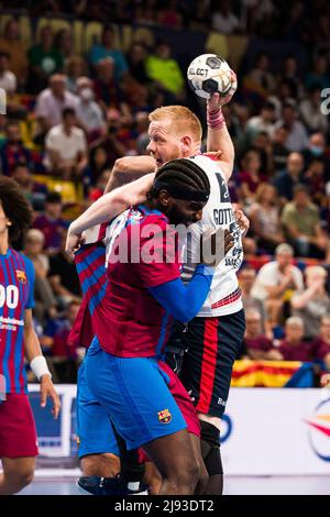 Barcellona, Spagna - 19/05/2022, Jim Gottfridsson del SG Flensburg-Handewitt in azione contro Dika Mem del FC Barcellona durante la EHF Champions League, quarti di finale, 2nd lancette di pallamano tra FC Barcelona e SG Flensburg-Handewitt il 19 maggio 2022 al Palau Blaugrana a Barcellona, Spagna - Foto: Javier Borrego/DPPI/LiveMedia Foto Stock