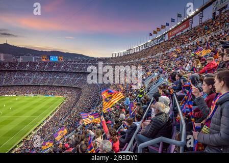 L'atmosfera festiva allo stadio Camp Nou, completamente esaurito con 91.648 spettatori, il record mondiale di presenze per una partita di calcio femminile, in 2022 Champions Foto Stock