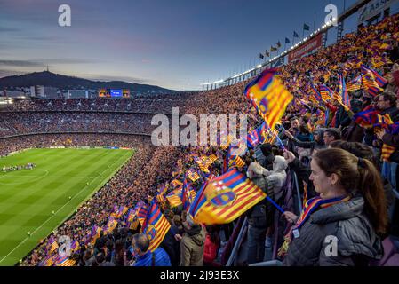 L'atmosfera festiva allo stadio Camp Nou, completamente esaurito con 91.648 spettatori, il record mondiale di presenze per una partita di calcio femminile, in 2022 Champions Foto Stock