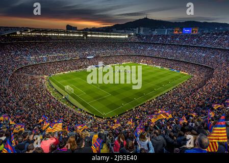 L'atmosfera festiva allo stadio Camp Nou, completamente esaurito con 91.648 spettatori, il record mondiale di presenze per una partita di calcio femminile, in 2022 Champions Foto Stock