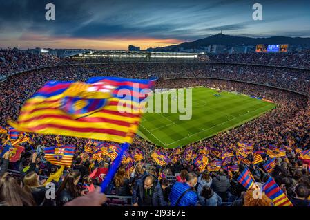 L'atmosfera festiva allo stadio Camp Nou, completamente esaurito con 91.648 spettatori, il record mondiale di presenze per una partita di calcio femminile, in 2022 Champions Foto Stock