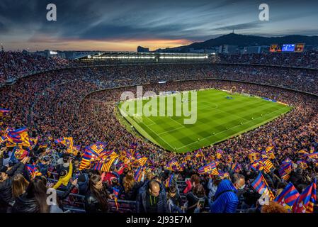 L'atmosfera festiva allo stadio Camp Nou, completamente esaurito con 91.648 spettatori, il record mondiale di presenze per una partita di calcio femminile, in 2022 Champions Foto Stock