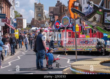 Fiera di strada con giostre per bambini e molte persone per la celebrazione del St George’s Day 2022 a Pinner, Harrow, Greater London, Inghilterra. Foto Stock