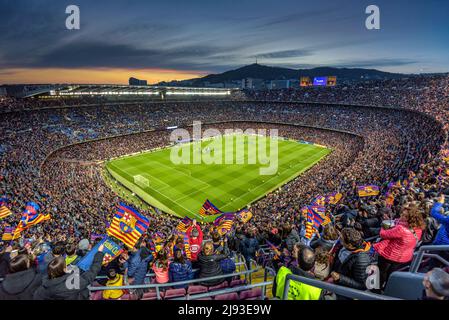 L'atmosfera festiva allo stadio Camp Nou, completamente esaurito con 91.648 spettatori, il record mondiale di presenze per una partita di calcio femminile, in 2022 Champions Foto Stock