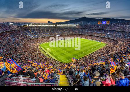 L'atmosfera festiva allo stadio Camp Nou, completamente esaurito con 91.648 spettatori, il record mondiale di presenze per una partita di calcio femminile, in 2022 Champions Foto Stock