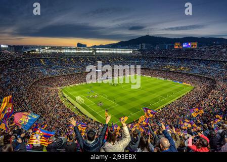 L'atmosfera festiva allo stadio Camp Nou, completamente esaurito con 91.648 spettatori, il record mondiale di presenze per una partita di calcio femminile, in 2022 Champions Foto Stock