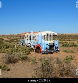 Un vecchio autobus dipinto arrugginito nella distesa vuota dell'entroterra australiano vicino al lago Tyrrell Foto Stock