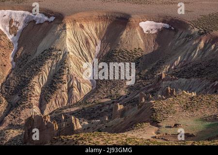 Formazioni rocciose erose, discesa verso la gola di Arous, trekking M Goun, catena montuosa dell'Atlante, marocco, africa Foto Stock