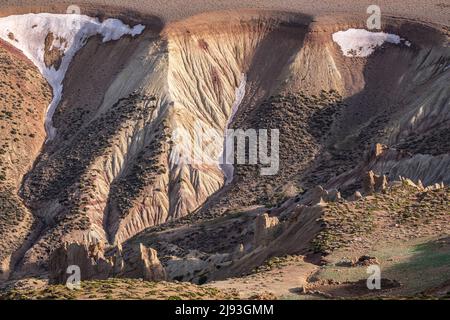 Formazioni rocciose erose, discesa verso la gola di Arous, trekking M Goun, catena montuosa dell'Atlante, marocco, africa Foto Stock