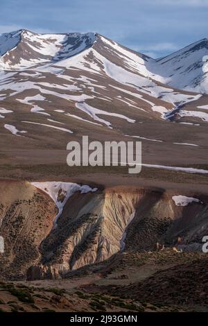 Formazioni rocciose erose, discesa verso la gola di Arous, trekking M Goun, catena montuosa dell'Atlante, marocco, africa Foto Stock